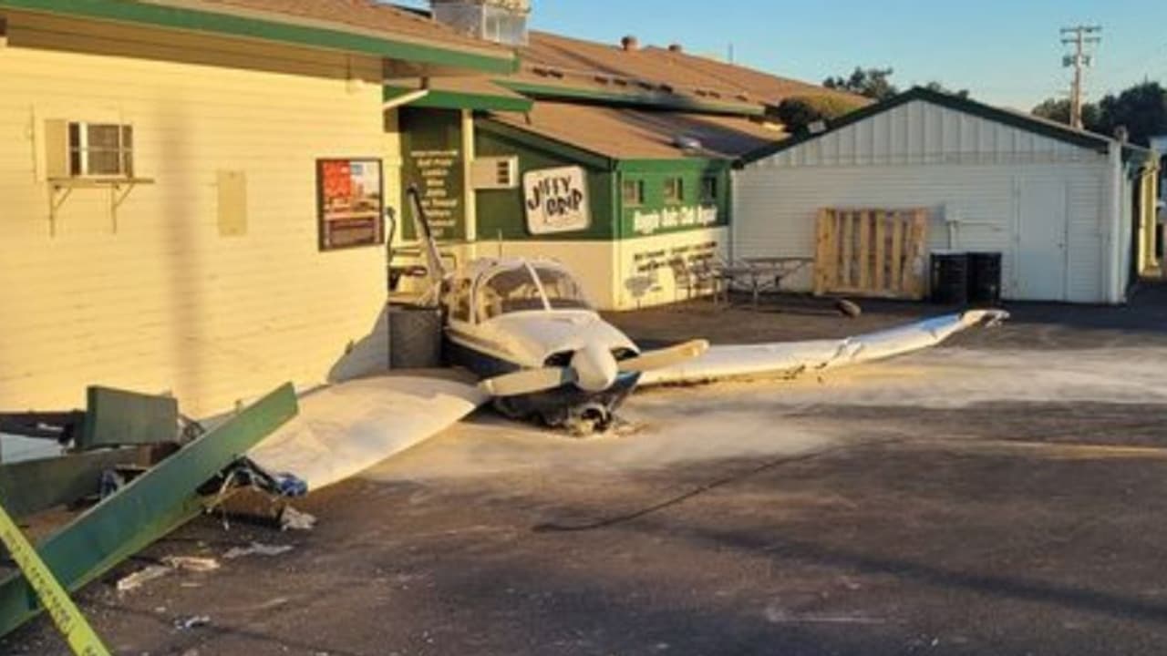 പുല്ലിലൂടെ മിന്നൽവേഗത്തിൽ സമീപത്തെ കെട്ടിടത്തിൽ ഇടിച്ച് കയറി ചെറുവിമാനം, കഷ്ടിച്ച് രക്ഷപ്പെട്ട് യുവാവ് 