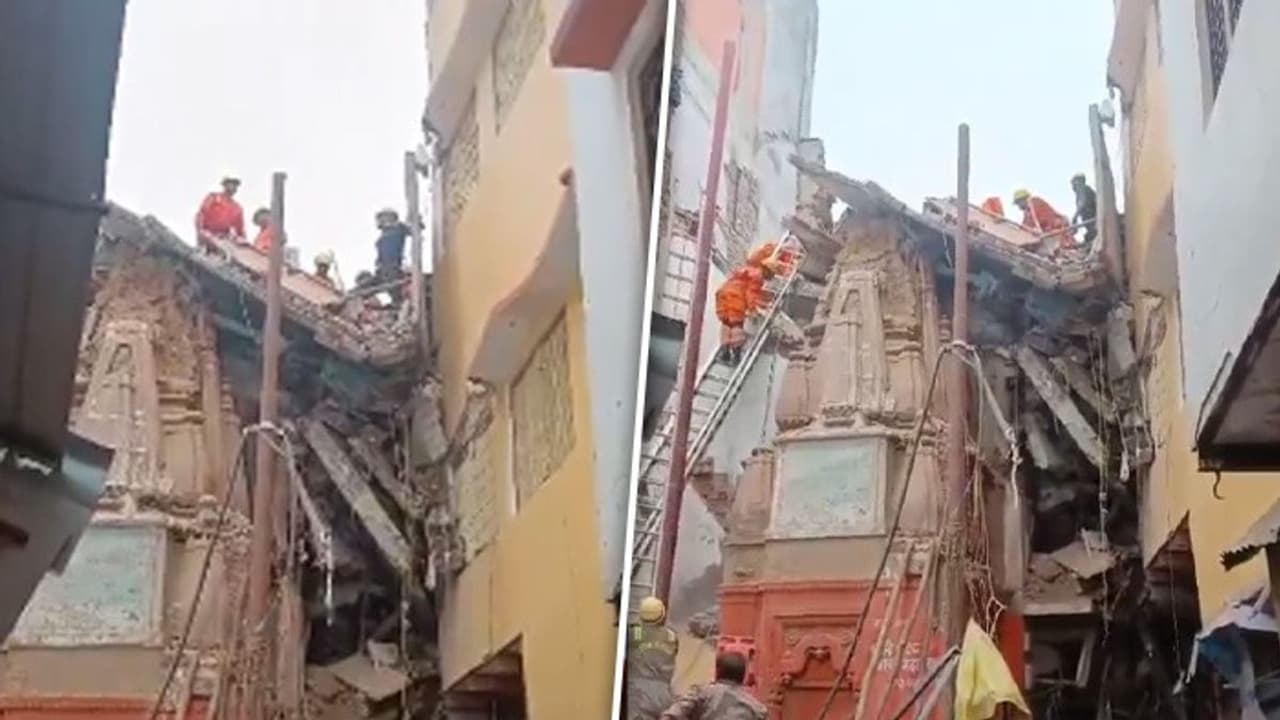 Two houses collapse in Kashi Vishwanath Temple yellow zone, 1 dead, several rescued (WATCH) Two houses collapse in Kashi Vishwanath Temple yellow zone, 1 dead, several rescued (WATCH)