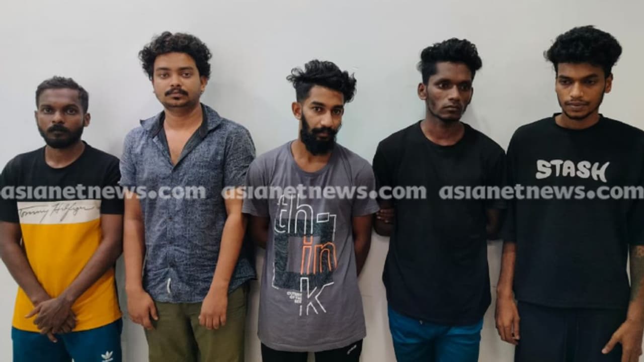 പാലത്തിനടുത്ത് യുവാക്കളുടെ സംഘം, എസ്പിയുടെ സ്ക്വാഡുമായി പൊലീസെത്തി; 5 പേരെ പിടികൂടിയത് 10 കിലോ കഞ്ചാവുമായി