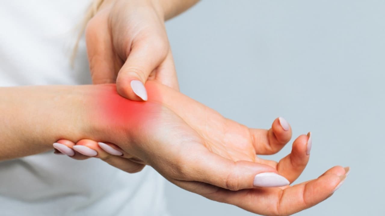 റൂമറ്റോയ്ഡ് ആർത്രൈറ്റിസ് അഥവാ ആമവാതം; ശരീരം സൂചിപ്പിക്കുന്ന ഈ ലക്ഷണങ്ങളെ തിരിച്ചറിയാം റൂമറ്റോയ്ഡ് ആർത്രൈറ്റിസ് അഥവാ ആമവാതം; ശരീരം സൂചിപ്പിക്കുന്ന ഈ ലക്ഷണങ്ങളെ തിരിച്ചറിയാം