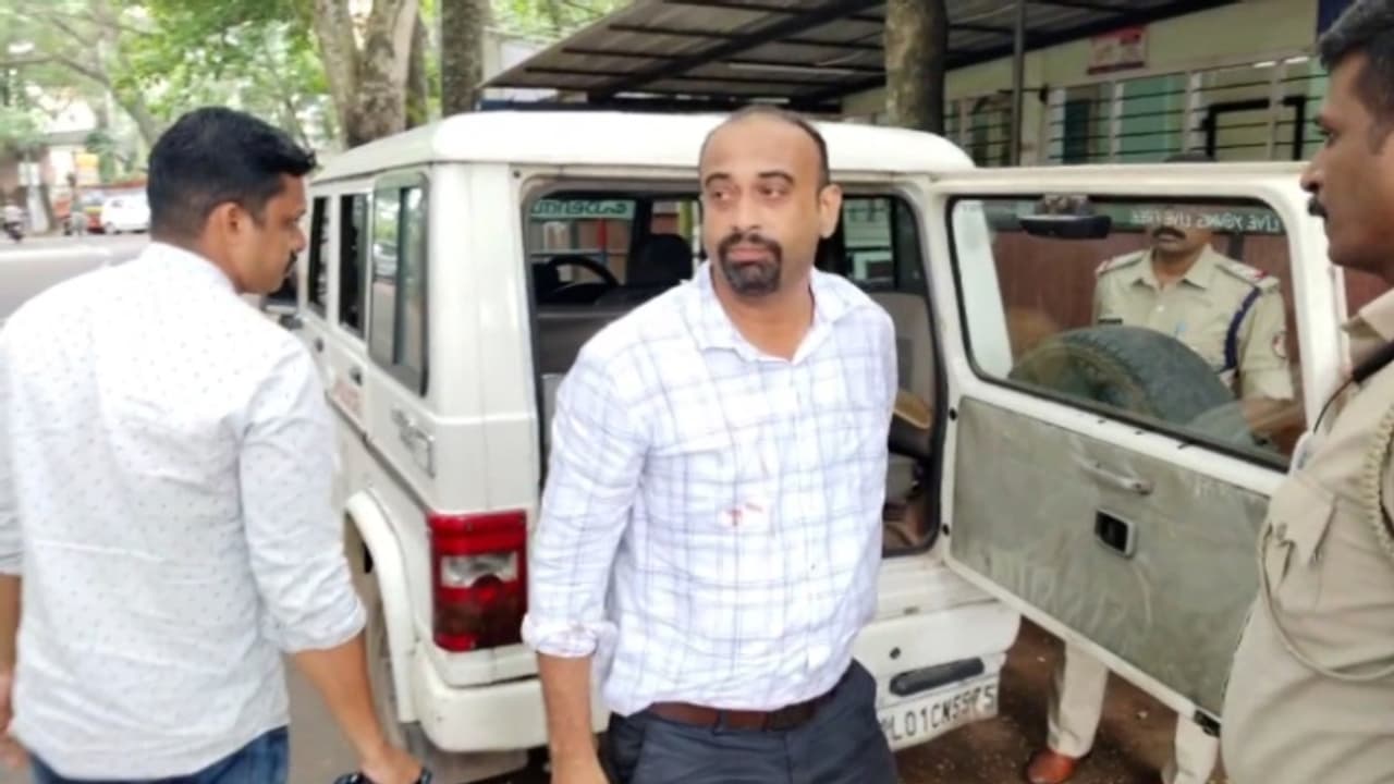 വീട്ടിലെ വഴക്കിനിടെ അടുക്കളയിൽ നിന്ന് കത്തിയെടുത്ത് ഭാര്യയെയും 10 വയസുള്ള മകനെയും കുത്തി; ഭർത്താവ് അറസ്റ്റിൽ വീട്ടിലെ വഴക്കിനിടെ അടുക്കളയിൽ നിന്ന് കത്തിയെടുത്ത് ഭാര്യയെയും 10 വയസുള്ള മകനെയും കുത്തി; ഭർത്താവ് അറസ്റ്റിൽ