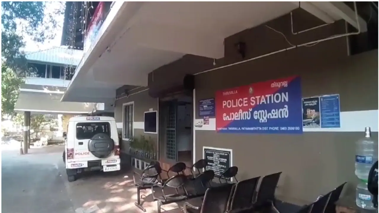 കസ്റ്റഡിയിലെടുത്ത പ്രതി സ്റ്റേഷനിൽ നിന്ന് ചാടിപ്പോയി; അന്വേഷണം ആരംഭിച്ച് പൊലീസ്, സംഭവം ഇന്നലെ രാത്രി കസ്റ്റഡിയിലെടുത്ത പ്രതി സ്റ്റേഷനിൽ നിന്ന് ചാടിപ്പോയി; അന്വേഷണം ആരംഭിച്ച് പൊലീസ്, സംഭവം ഇന്നലെ രാത്രി