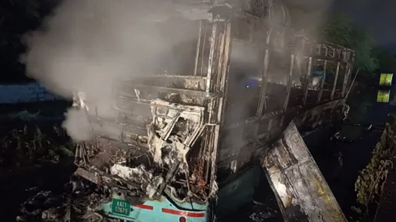 ಬೆಂಗಳೂರು: ನೀರು ನುಗ್ಗಿ ಬಿಎಂಟಿಸಿ ಎಲೆಕ್ಟ್ರಿಕ್ ಬಸ್ ಸುಟ್ಟು ಭಸ್ಮ..! ಬೆಂಗಳೂರು: ನೀರು ನುಗ್ಗಿ ಬಿಎಂಟಿಸಿ ಎಲೆಕ್ಟ್ರಿಕ್ ಬಸ್ ಸುಟ್ಟು ಭಸ್ಮ..!