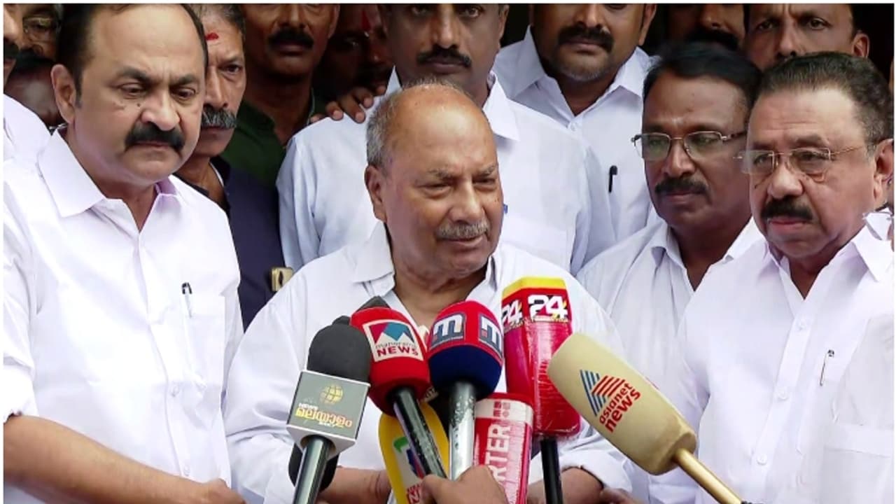 ‘എല്ലാ ഭിന്നതകളും മറന്ന് വയനാടിനായി ഒരുമിച്ച് നിൽക്കണം’; ദുരിതാശ്വാസ നിധിയിലേക്ക് 50,000 രൂപ നൽകി എ കെ ആന്റണി ‘എല്ലാ ഭിന്നതകളും മറന്ന് വയനാടിനായി ഒരുമിച്ച് നിൽക്കണം’; ദുരിതാശ്വാസ നിധിയിലേക്ക് 50,000 രൂപ നൽകി എ കെ ആന്റണി