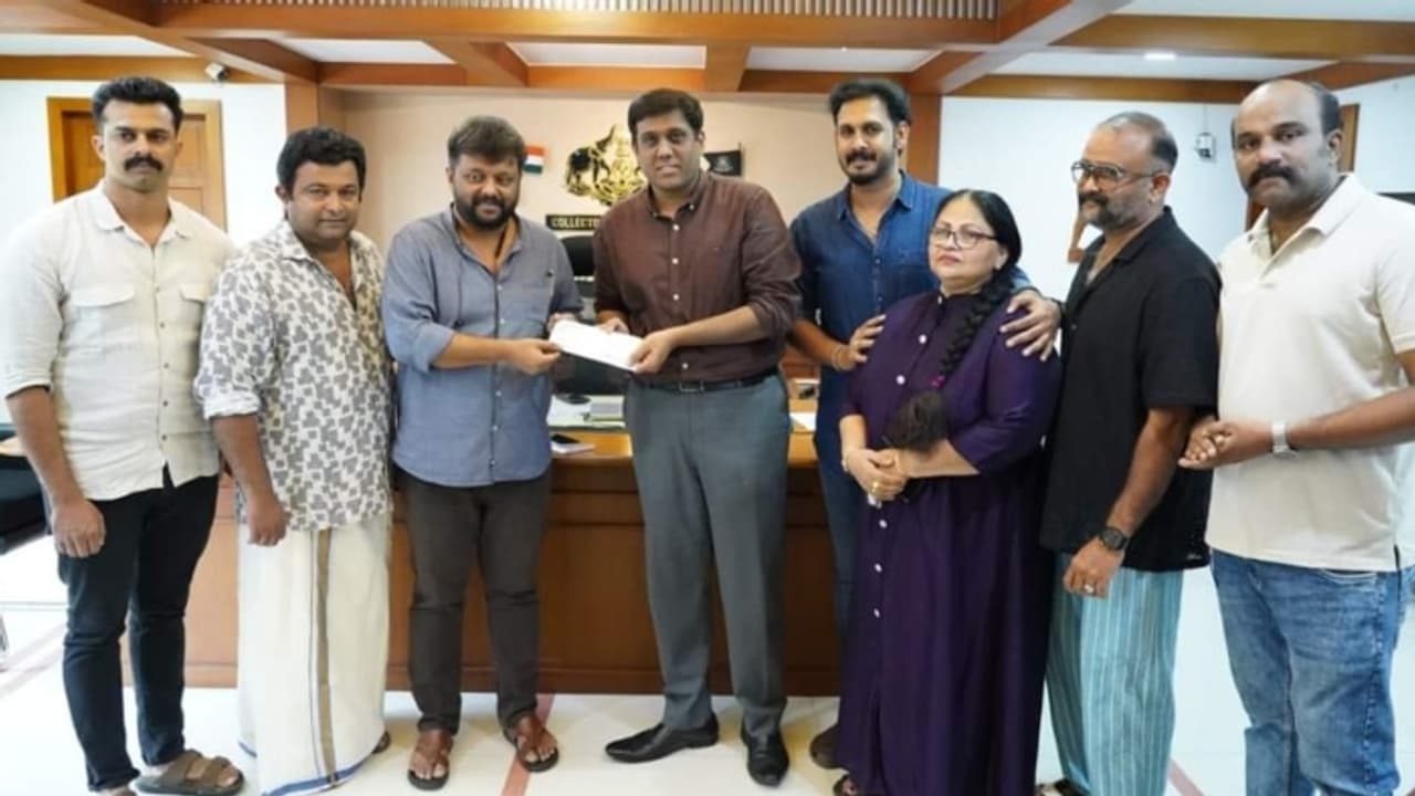 വയനാടിന് കൈത്താങ്ങ്; ദുരിതാശ്വാസ നിധിയിൽ പണം കൈമാറി 'ഒരു അന്വേഷണത്തിന്റെ തുടക്കം' ടീം വയനാടിന് കൈത്താങ്ങ്; ദുരിതാശ്വാസ നിധിയിൽ പണം കൈമാറി 'ഒരു അന്വേഷണത്തിന്റെ തുടക്കം' ടീം