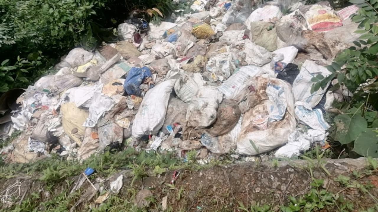 ആരും കാണാതെ ലോറിയിലെത്തിച്ചു, ജനവാസ മേഖലയിൽ തള്ളി, പ്ലാനെല്ലാം പൊളിച്ചത് ഒരു ബില്ല്, മാലിന്യം തള്ളിയതിൽ കേസ് ആരും കാണാതെ ലോറിയിലെത്തിച്ചു, ജനവാസ മേഖലയിൽ തള്ളി, പ്ലാനെല്ലാം പൊളിച്ചത് ഒരു ബില്ല്, മാലിന്യം തള്ളിയതിൽ കേസ്