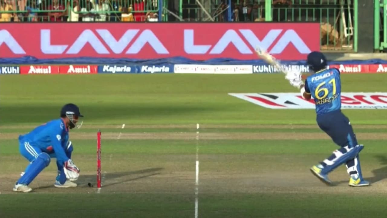 ആളാവാന് നോക്കി അബദ്ധം പറ്റി! റിഷഭ് പന്ത് നഷ്ടമാക്കിയത് അനായാസ സ്റ്റംപിങ് അവസരം, ട്രോളി സോഷ്യല് മീഡിയ ആളാവാന് നോക്കി അബദ്ധം പറ്റി! റിഷഭ് പന്ത് നഷ്ടമാക്കിയത് അനായാസ സ്റ്റംപിങ് അവസരം, ട്രോളി സോഷ്യല് മീഡിയ