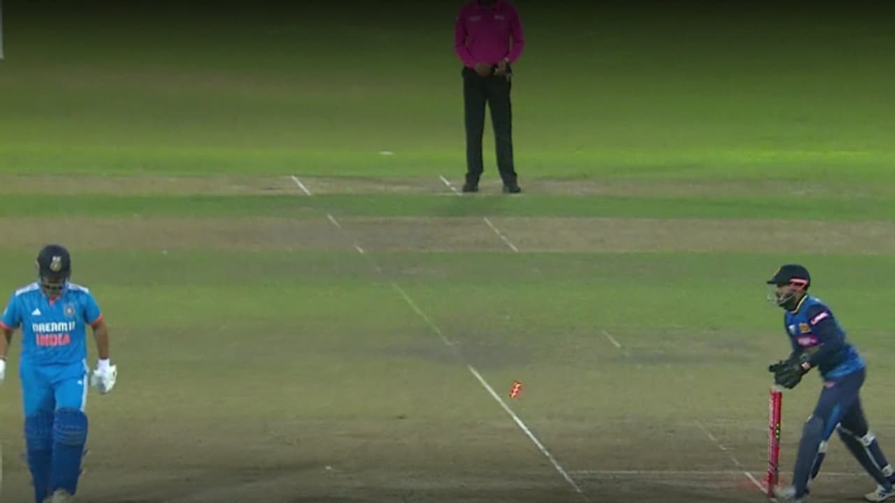 സ്റ്റംപിങ് ചെയ്യാന് വയ്യ, എന്നാല് സ്റ്റംപിങ്ങില് പുറത്താവും! റിഷഭ് പന്തിനെ എയറിലാക്കി ക്രിക്കറ്റ് ആരാധകര് സ്റ്റംപിങ് ചെയ്യാന് വയ്യ, എന്നാല് സ്റ്റംപിങ്ങില് പുറത്താവും! റിഷഭ് പന്തിനെ എയറിലാക്കി ക്രിക്കറ്റ് ആരാധകര്