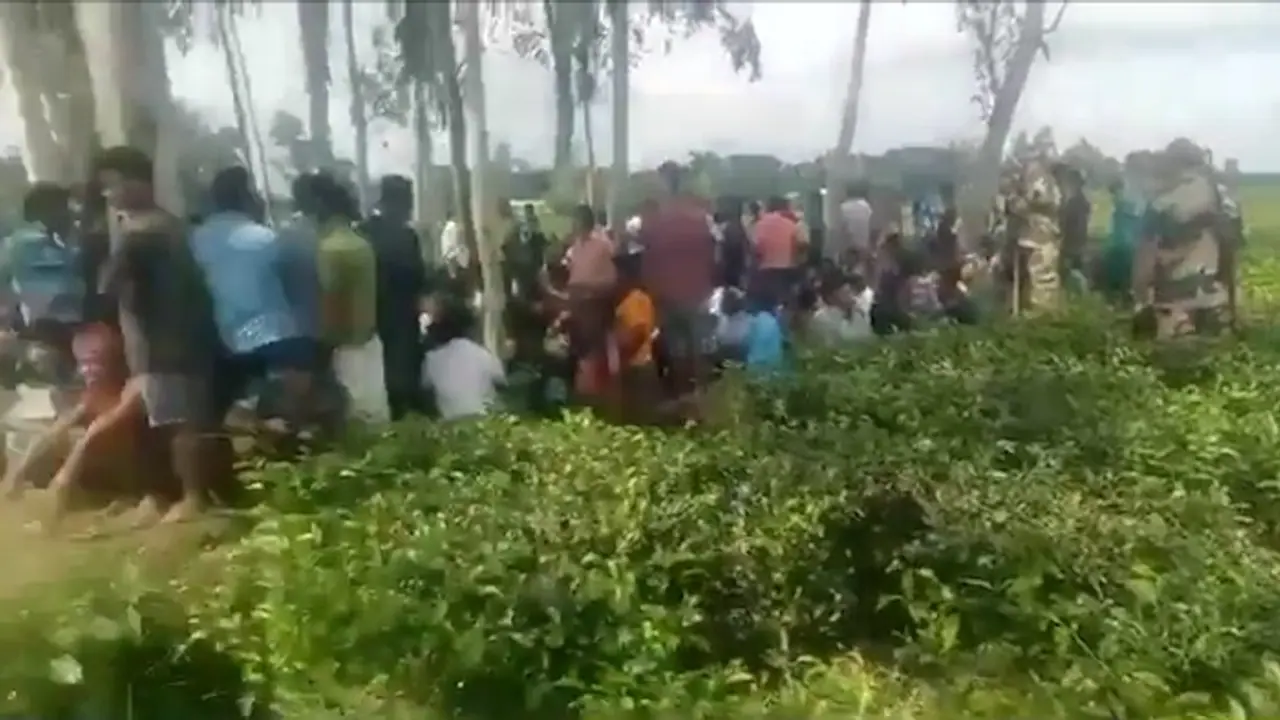 BSF foils major infiltration attempt by over 600 Bangladeshi nationals at Manikganj border amid unrest (WATCH) BSF foils major infiltration attempt by over 600 Bangladeshi nationals at Manikganj border amid unrest (WATCH)