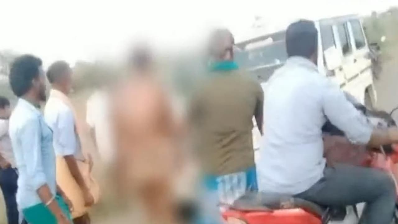 மாணவிகளுக்கு பாலியல் தொல்லை; பள்ளி HMஐ உள்ளாடையோடு இழுத்து வந்த மக்கள் மாணவிகளுக்கு பாலியல் தொல்லை; பள்ளி HMஐ உள்ளாடையோடு இழுத்து வந்த மக்கள்