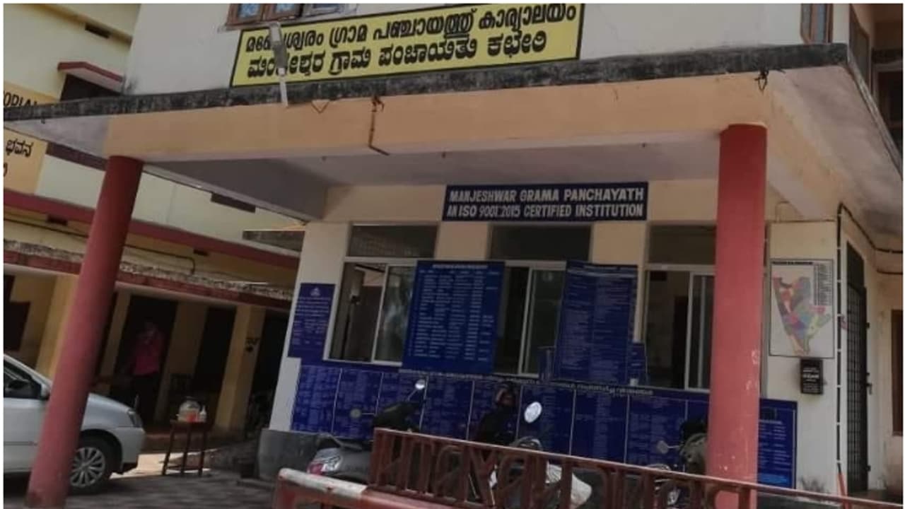 അങ്കണവാടി തര്ക്കം; ഭരണസമിതി യോഗത്തില് വാർഡ് മെമ്പർ ആത്മഹത്യയ്ക്ക് ശ്രമിച്ചു, ഗുരുതരാവസ്ഥയിൽ ചികിത്സയിൽ അങ്കണവാടി തര്ക്കം; ഭരണസമിതി യോഗത്തില് വാർഡ് മെമ്പർ ആത്മഹത്യയ്ക്ക് ശ്രമിച്ചു, ഗുരുതരാവസ്ഥയിൽ ചികിത്സയിൽ