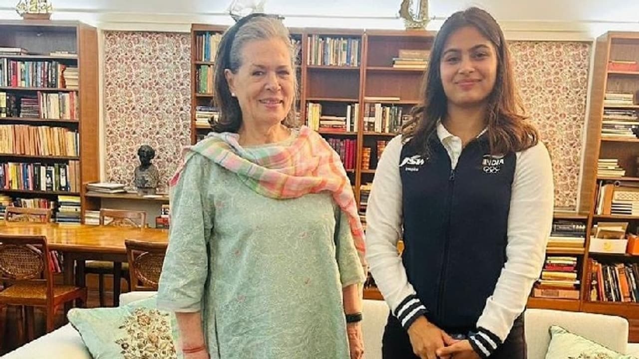 ಒಲಿಂಪಿಕ್ ಪದಕ ಗೆದ್ದು ಬಂದ ಮನು ಭಾಕರ್ ಮೊದಲು ಭೇಟಿಯಾಗಿದ್ದು ಸೋನಿಯಾ ಗಾಂಧಿಯನ್ನ..!