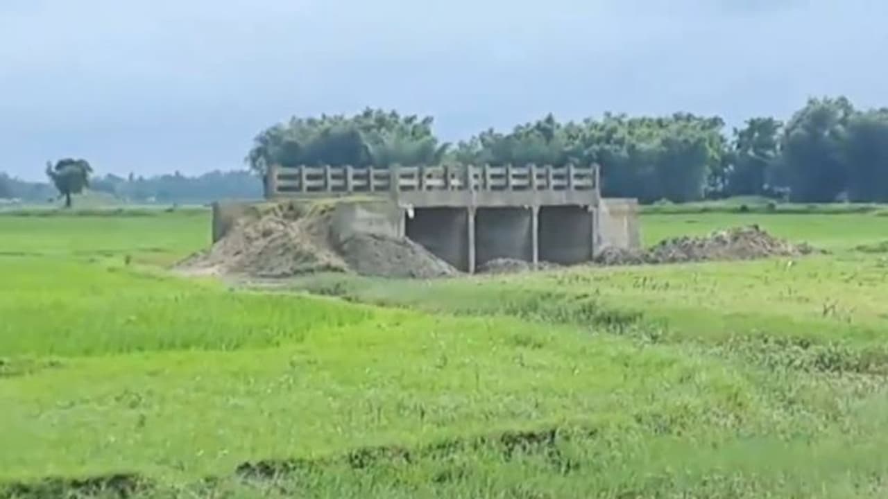 ಸುತ್ತಲೂ ಕೃಷಿ ಜಮೀನು, 3 ಕೋಟಿ ವೆಚ್ಚದಲ್ಲಿ ನಿರ್ಮಾಣವಾದ ಸೇತುವೆಗೆ ರಸ್ತೆಯೇ ಇಲ್ಲ