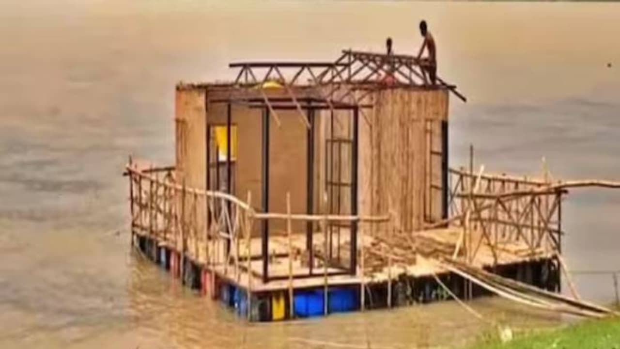 വെള്ളം കയറിയാലും മുങ്ങാത്ത ഒഴുകും വീട്? 6 ലക്ഷം ചെലവ്, നിർമ്മിച്ചത് ബിഹാറിൽ ​ഗം​ഗാനദിയിൽ