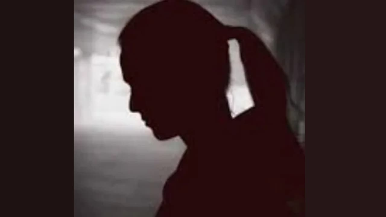 സീനിയർ വിദ്യാർത്ഥിയുടെ ഫോണ് കാണാനില്ല, തന്നെ സംശയിച്ചതിൽ മനംനൊന്ത് 17കാരി കോളജ് ഹോസ്റ്റലിൽ ജീവനൊടുക്കി സീനിയർ വിദ്യാർത്ഥിയുടെ ഫോണ് കാണാനില്ല, തന്നെ സംശയിച്ചതിൽ മനംനൊന്ത് 17കാരി കോളജ് ഹോസ്റ്റലിൽ ജീവനൊടുക്കി