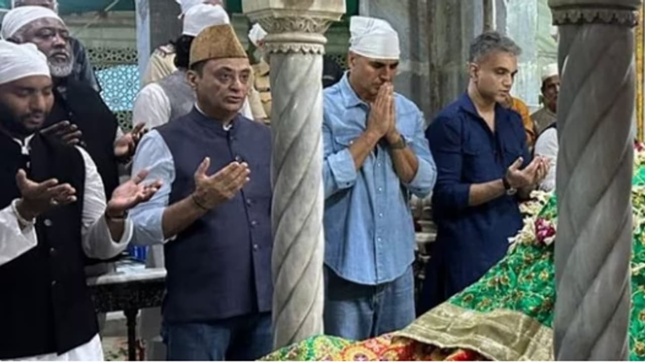 മുംബൈയിലെ ഹാജി അലി ദര്ഗ സന്ദര്ശിച്ച് അക്ഷയ് കുമാര്: ബോളിവുഡിനെ ഞെട്ടിച്ച തുക സംഭാവന നല്കി മുംബൈയിലെ ഹാജി അലി ദര്ഗ സന്ദര്ശിച്ച് അക്ഷയ് കുമാര്: ബോളിവുഡിനെ ഞെട്ടിച്ച തുക സംഭാവന നല്കി