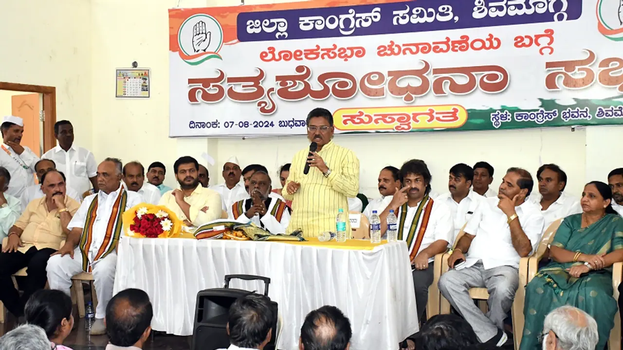 ಸಿಎಂ ಸಿದ್ದರಾಮಯ್ಯನವರ ಮೇಲೆ ಗೂಬೆ ಕೂರಿಸುವ ವ್ಯವಸ್ಥಿತ ಸಂಚು: ಮಾಜಿ ಸಂಸದ ವಿ.ಎಸ್.ಉಗ್ರಪ್ಪ ಸಿಎಂ ಸಿದ್ದರಾಮಯ್ಯನವರ ಮೇಲೆ ಗೂಬೆ ಕೂರಿಸುವ ವ್ಯವಸ್ಥಿತ ಸಂಚು: ಮಾಜಿ ಸಂಸದ ವಿ.ಎಸ್.ಉಗ್ರಪ್ಪ