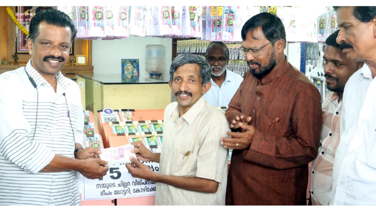 75 ലക്ഷം രൂപക്ക് മുന്നിലും പതറാതെ വിജയകൃഷ്ണന്റെ സത്യസന്ധ്യത, ഒടുവില്‍ ആ ലോട്ടറി ടിക്കറ്റ് രാകേഷിനെ തേടിയെത്തി