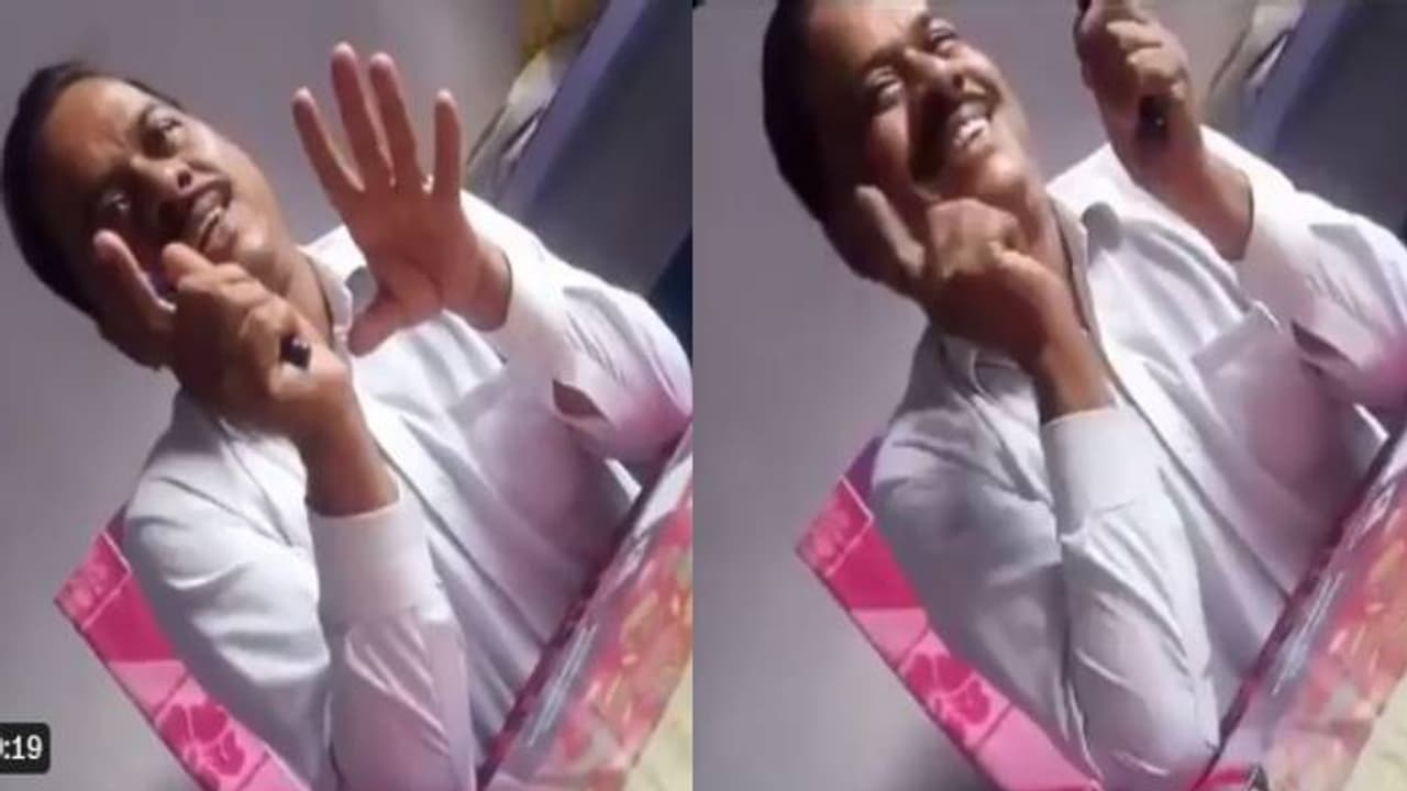 'ഒപ്പിടാൻ സമ്മതിക്കാം, കവിളത്ത് ഉമ്മ തരണം'; അധ്യാപകൻ അധ്യാപികയോട്, വീഡിയോ വൈറൽ, സംഭവം യുപിയിൽ 'ഒപ്പിടാൻ സമ്മതിക്കാം, കവിളത്ത് ഉമ്മ തരണം'; അധ്യാപകൻ അധ്യാപികയോട്, വീഡിയോ വൈറൽ, സംഭവം യുപിയിൽ