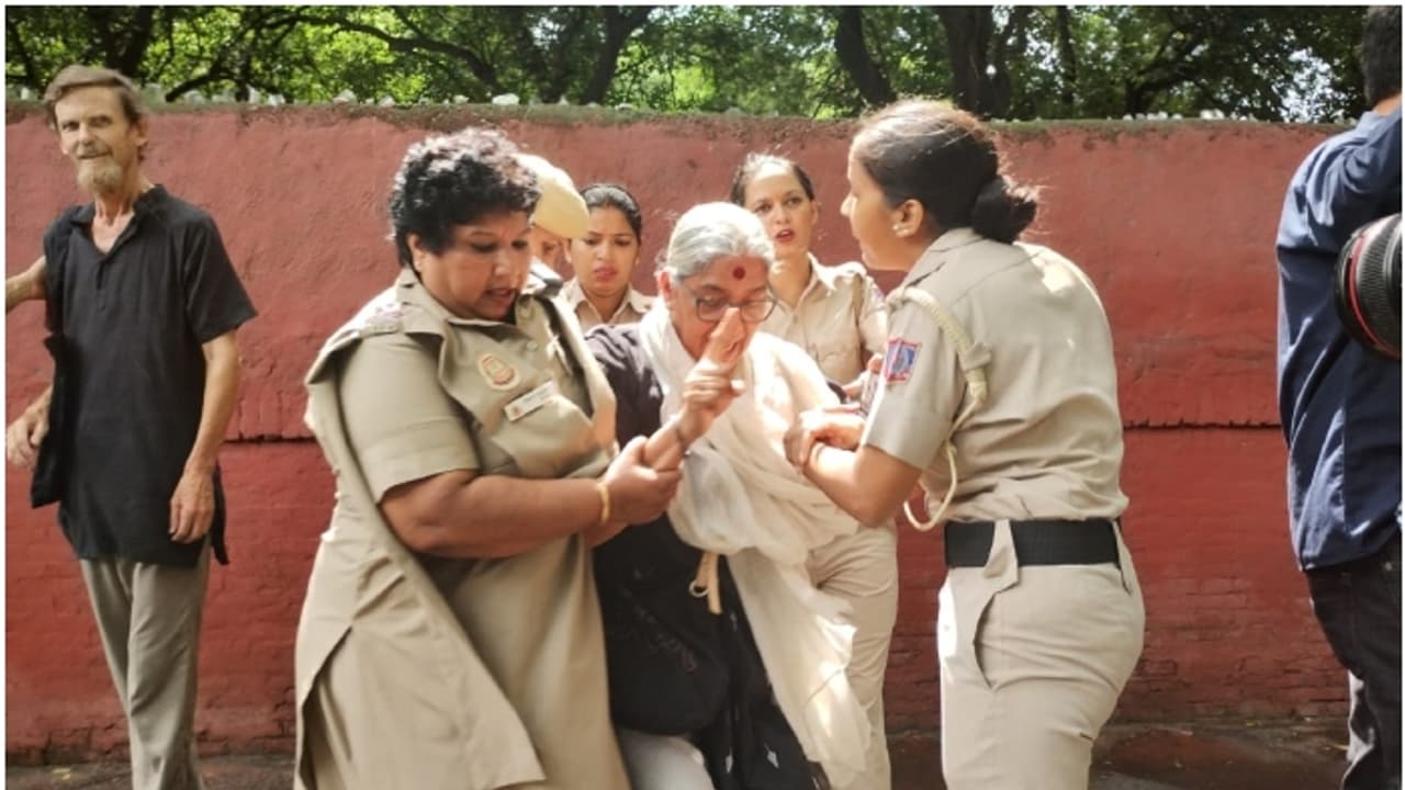 പൊലീസ് ഉപദ്രവിച്ചു, വസ്ത്രങ്ങള് വലിച്ചുകീറി, 35വര്ഷത്തില് ഇതാദ്യം; ദില്ലി പൊലീസിനെതിരെ ആനി രാജ പൊലീസ് ഉപദ്രവിച്ചു, വസ്ത്രങ്ങള് വലിച്ചുകീറി, 35വര്ഷത്തില് ഇതാദ്യം; ദില്ലി പൊലീസിനെതിരെ ആനി രാജ