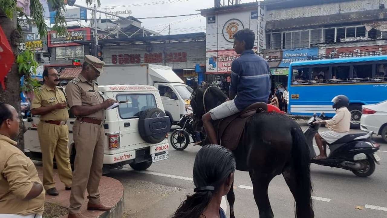 റോഡിലെ തിരക്കിനിടെ നഗരത്തിലൂടെ കുതിരപ്പുറത്ത് പാഞ്ഞ് യുവാവ്; പൊലീസ് തടഞ്ഞു, മേലിൽ ആവർത്തിക്കരുതെന്ന് താക്കീത് റോഡിലെ തിരക്കിനിടെ നഗരത്തിലൂടെ കുതിരപ്പുറത്ത് പാഞ്ഞ് യുവാവ്; പൊലീസ് തടഞ്ഞു, മേലിൽ ആവർത്തിക്കരുതെന്ന് താക്കീത്