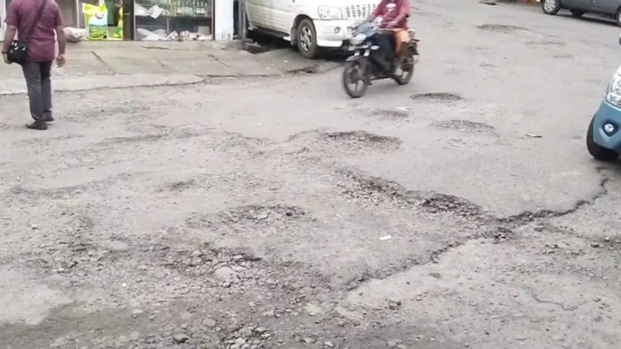 റോഡ് തകർന്നിട്ട് നാളുകളായി, നടപടിയില്ല; കട്ടപ്പനയിൽ വ്യാപാരി വ്യവസായി സമിതിയുടെ ഒപ്പ് ശേഖരണം റോഡ് തകർന്നിട്ട് നാളുകളായി, നടപടിയില്ല; കട്ടപ്പനയിൽ വ്യാപാരി വ്യവസായി സമിതിയുടെ ഒപ്പ് ശേഖരണം