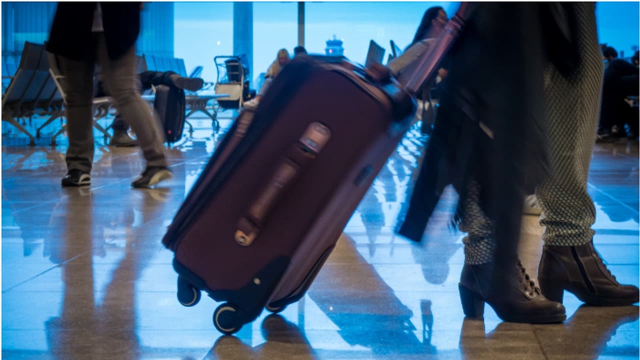 രാവിലെ 7.45, എമര്ജന്സി കോൾ, ഉടനെത്തി അധികൃതർ; എയർപോർട്ടിലെ ബാഗേജ് കറൗസലിൽ കുടുങ്ങി സ്ത്രീ, രക്ഷിക്കാനായില്ല രാവിലെ 7.45, എമര്ജന്സി കോൾ, ഉടനെത്തി അധികൃതർ; എയർപോർട്ടിലെ ബാഗേജ് കറൗസലിൽ കുടുങ്ങി സ്ത്രീ, രക്ഷിക്കാനായില്ല