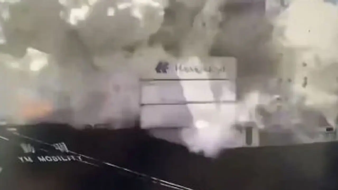 Watch | சீன துறைமுகத்தில் வெடித்து சிதறிய கப்பல்! 1 கி.மீ ்க்கு அதிர்ந்த நிலப்பகுதி! Watch | சீன துறைமுகத்தில் வெடித்து சிதறிய கப்பல்! 1 கி.மீ ்க்கு அதிர்ந்த நிலப்பகுதி!