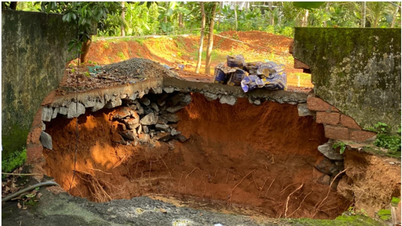 കോഴിക്കോട് മുക്കം വെണ്ണക്കോട് കിണറിൽ നിന്ന് ശബ്ദം, പിറകെ കിണർ ഇടിഞ്ഞു താഴ്ന്നു; ആശങ്കയിൽ ജനം കോഴിക്കോട് മുക്കം വെണ്ണക്കോട് കിണറിൽ നിന്ന് ശബ്ദം, പിറകെ കിണർ ഇടിഞ്ഞു താഴ്ന്നു; ആശങ്കയിൽ ജനം