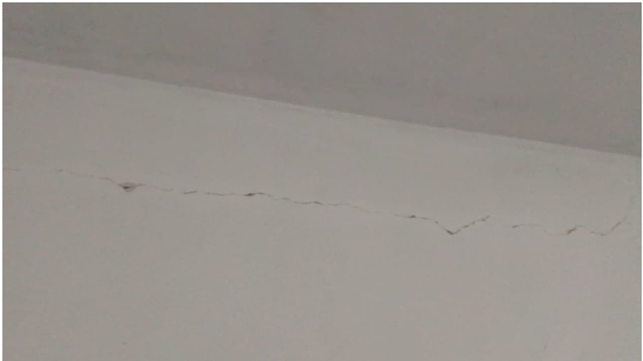 തൃശൂർ ജില്ലയിലെ ചാവക്കാടും മുഴക്കം? ചുവരിന് പൊട്ടൽ, പരിശോധിക്കാനൊരുങ്ങി ജില്ലാ ഭരണകൂടം തൃശൂർ ജില്ലയിലെ ചാവക്കാടും മുഴക്കം? ചുവരിന് പൊട്ടൽ, പരിശോധിക്കാനൊരുങ്ങി ജില്ലാ ഭരണകൂടം