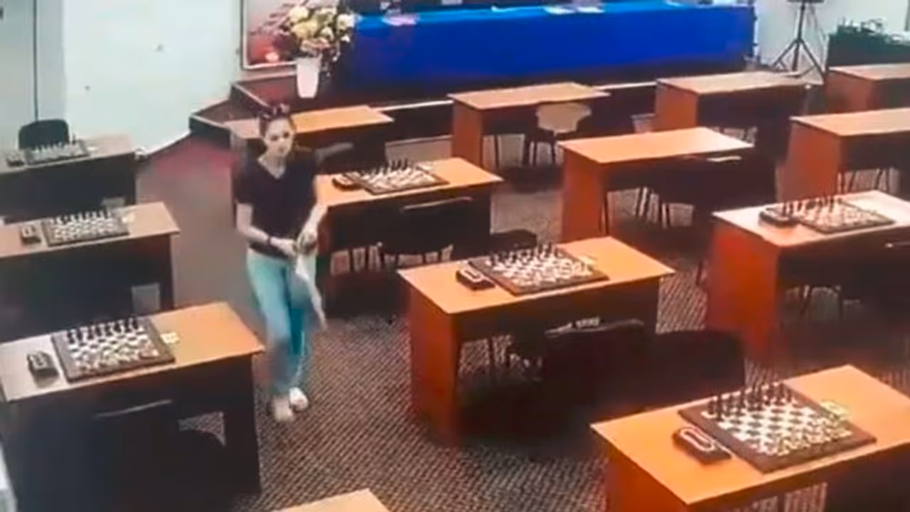 ಬೋರ್ಡ್ ಮೇಲೆ ಪಾದರಸ ಚೆಲ್ಲಿ ಪ್ರತಿಸ್ಪರ್ಧಿಗೆ ವಿಷಪ್ರಾಸನ ಮಾಡಿದ ಚೆಸ್ ಪ್ಲೇಯರ್: ವೀಡಿಯೋ