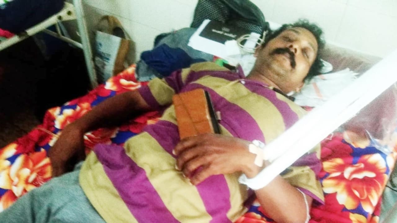 കെട്ടിടത്തിലിരുന്ന് മദ്യപിച്ചത് നോക്കി, യുവാവിനെ തല്ലിച്ചതച്ചു; പണവും ഭാര്യയുടെ പേരെഴുതിയ മോതിരവും കൈക്കലാക്കി