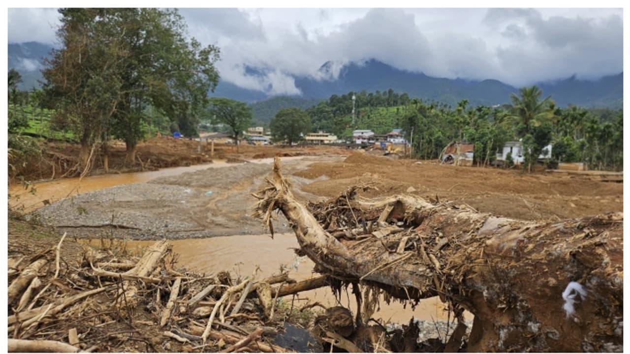 പുതിയ പട്ടികയിൽ പലരും പുറത്ത്; ഉരുൾപൊട്ടിയ അപകട സാധ്യതാപ്രദേശത്തേക്ക് മടങ്ങേണ്ടിവരുമോയെന്ന ആശങ്കയിൽ കുടുംബങ്ങൾ പുതിയ പട്ടികയിൽ പലരും പുറത്ത്; ഉരുൾപൊട്ടിയ അപകട സാധ്യതാപ്രദേശത്തേക്ക് മടങ്ങേണ്ടിവരുമോയെന്ന ആശങ്കയിൽ കുടുംബങ്ങൾ