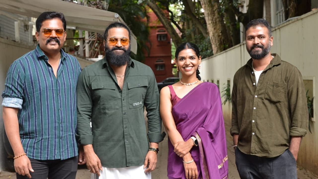 ಪೊಲೀಸ್ ಸಿಬ್ಬಂದಿಗಳ ಬದುಕಿನ ಕತೆ 'ಲಾಫಿಂಗ್ ಬುದ್ಧ': ಕಾಂತಾರದ ರಿಷಬ್ ಶೆಟ್ರು ಹೇಳಿದ್ದೇನು? ಪೊಲೀಸ್ ಸಿಬ್ಬಂದಿಗಳ ಬದುಕಿನ ಕತೆ 'ಲಾಫಿಂಗ್ ಬುದ್ಧ': ಕಾಂತಾರದ ರಿಷಬ್ ಶೆಟ್ರು ಹೇಳಿದ್ದೇನು?