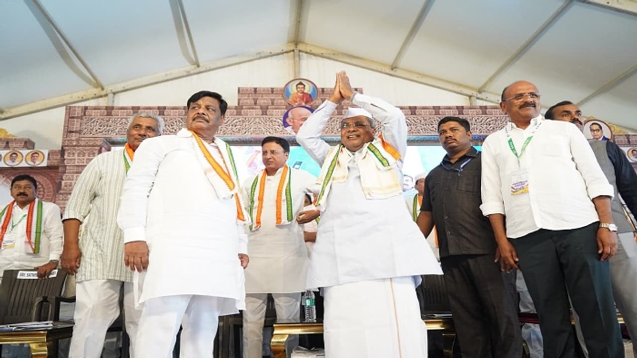 ಸಾಲ ತೀರಿಸಲಾಗದೆ ಮನೆ ಮಾರಿದ್ದೇನೆ, ನನಗೆ ಹಣದ ಮೋಹವಿಲ್ಲ: ಸಿದ್ದರಾಮಯ್ಯ ಭಾವುಕ ಟ್ವೀಟ್ ಸಾಲ ತೀರಿಸಲಾಗದೆ ಮನೆ ಮಾರಿದ್ದೇನೆ, ನನಗೆ ಹಣದ ಮೋಹವಿಲ್ಲ: ಸಿದ್ದರಾಮಯ್ಯ ಭಾವುಕ ಟ್ವೀಟ್