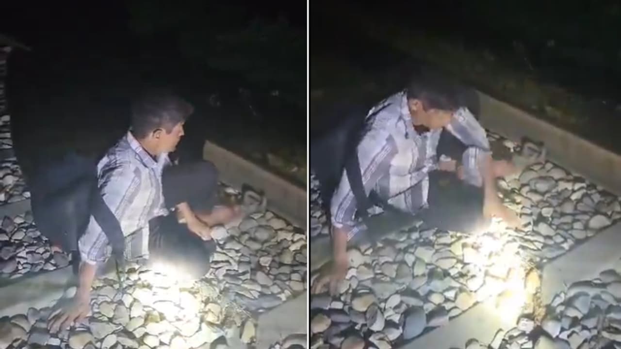 ಕುಡಿದ ಮತ್ತಿನಲ್ಲಿ ಹಳಿಗೆ ಬಿದ್ದ ವ್ಯಕ್ತಿ ಮೇಲಿಂದ ಸಾಗಿತು ರೈಲು, ನಂತರ ನಡೆಯಿತು ಪವಾಡ! ಕುಡಿದ ಮತ್ತಿನಲ್ಲಿ ಹಳಿಗೆ ಬಿದ್ದ ವ್ಯಕ್ತಿ ಮೇಲಿಂದ ಸಾಗಿತು ರೈಲು, ನಂತರ ನಡೆಯಿತು ಪವಾಡ!