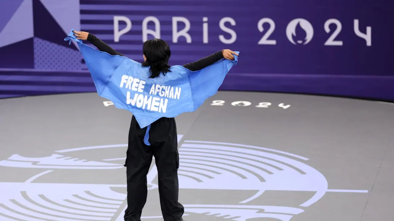 Paris Olympics 2024: ಬ್ರೇಕ್ ಡ್ಯಾನ್ಸ್ ಸ್ಪರ್ಧೆ ವೇಳೆ ಫ್ರೀ ಆಫ್ಘನ್ ವುಮೆನ್ ಬಟ್ಟೆ ಧರಿಸಿದ ಅಥ್ಲೀಟ್ ಅನರ್ಹ! Paris Olympics 2024: ಬ್ರೇಕ್ ಡ್ಯಾನ್ಸ್ ಸ್ಪರ್ಧೆ ವೇಳೆ ಫ್ರೀ ಆಫ್ಘನ್ ವುಮೆನ್ ಬಟ್ಟೆ ಧರಿಸಿದ ಅಥ್ಲೀಟ್ ಅನರ್ಹ!