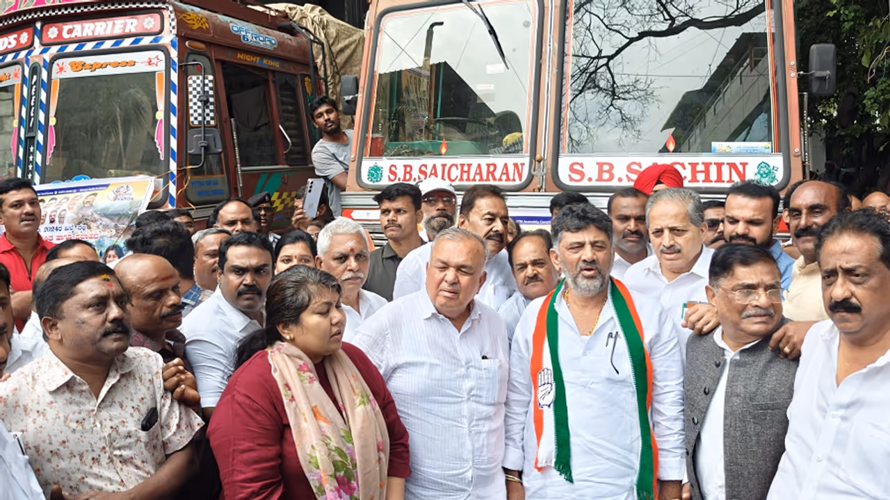 ಬಿಟಿಎಂ ವಿಧಾನಸಭಾ ಕ್ಷೇತ್ರದಲ್ಲಿ ವಯನಾಡ್ ಸಂತ್ರಸ್ತರಿಗೆ 8 ಟ್ರಕ್ಗಳಲ್ಲಿ ಅಗತ್ಯ ವಸ್ತುಗಳ ರವಾನೆಗೆ ಡಿಕೆಶಿ, ರೆಡ್ಡಿ ಚಾಲನೆ! ಬಿಟಿಎಂ ವಿಧಾನಸಭಾ ಕ್ಷೇತ್ರದಲ್ಲಿ ವಯನಾಡ್ ಸಂತ್ರಸ್ತರಿಗೆ 8 ಟ್ರಕ್ಗಳಲ್ಲಿ ಅಗತ್ಯ ವಸ್ತುಗಳ ರವಾನೆಗೆ ಡಿಕೆಶಿ, ರೆಡ್ಡಿ ಚಾಲನೆ!