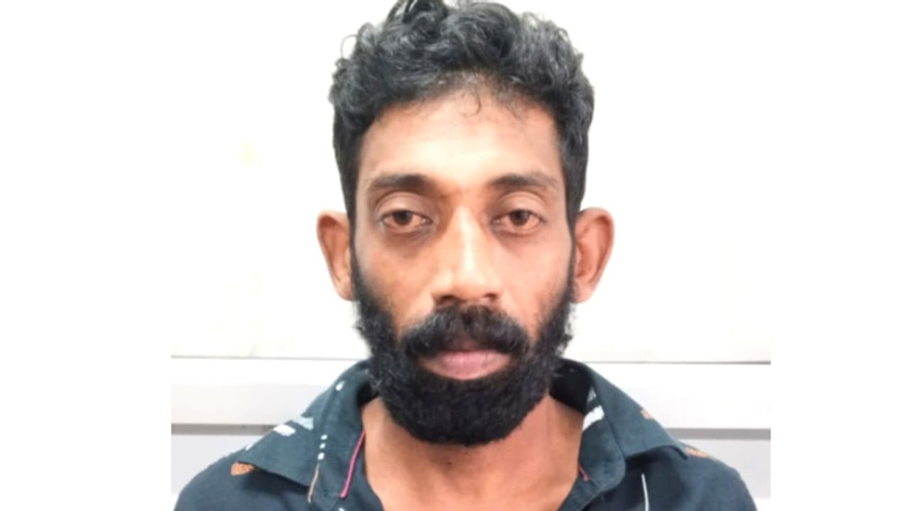 അനധികൃത മദ്യവിൽപന; ആലപ്പുഴയിൽ ഒരാള് പിടിയില് അനധികൃത മദ്യവിൽപന; ആലപ്പുഴയിൽ ഒരാള് പിടിയില്