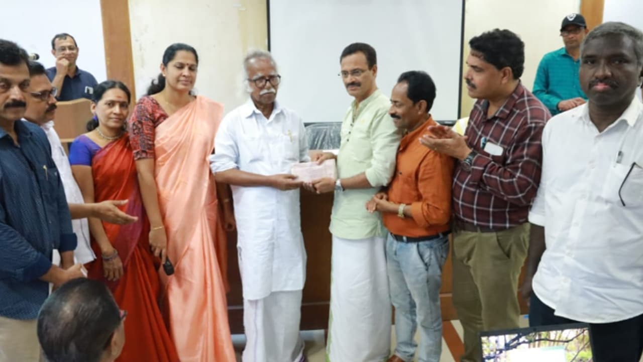 വയനാടിന് കൈത്താങ്ങ്; മുഖ്യമന്ത്രിയുടെ ദുരിതാശ്വാസ നിധിയിലേക്ക് 50000 രൂപ കൈമാറി 'മടപ്പള്ളി ഓർമ്മ' വയനാടിന് കൈത്താങ്ങ്; മുഖ്യമന്ത്രിയുടെ ദുരിതാശ്വാസ നിധിയിലേക്ക് 50000 രൂപ കൈമാറി 'മടപ്പള്ളി ഓർമ്മ'