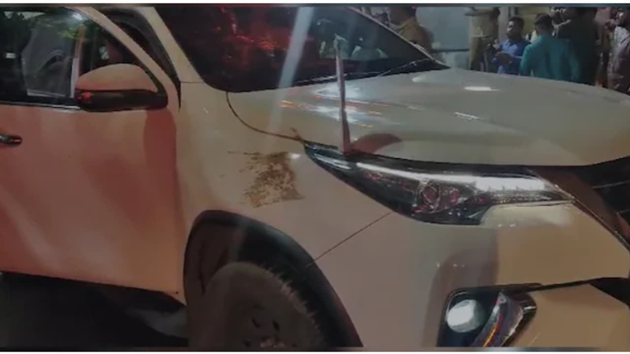 ചാണകവും തേങ്ങയും എറിഞ്ഞു; ഉദ്ധവ് താക്കറെയുടെ വാഹനവ്യൂഹത്തിന് നേരെ അക്രമം, 20 പേർ കസ്റ്റഡിയിൽ ചാണകവും തേങ്ങയും എറിഞ്ഞു; ഉദ്ധവ് താക്കറെയുടെ വാഹനവ്യൂഹത്തിന് നേരെ അക്രമം, 20 പേർ കസ്റ്റഡിയിൽ