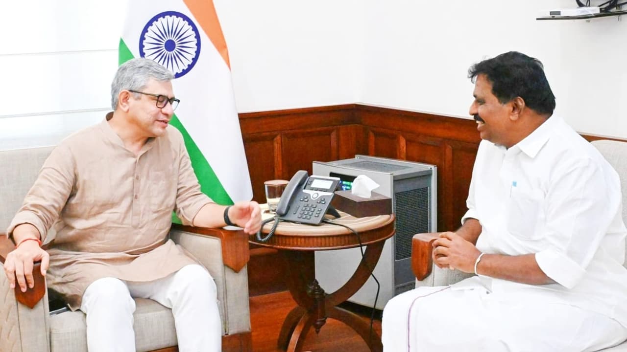 'അവസ്ഥ പരിതാപകരം, തുരുമ്പിച്ച പഴയ കമ്പാർട്ട്മെന്‍റുകൾ'; ട്രെയിൻ യാത്രാദുരിതം, കേന്ദ്ര മന്ത്രിയെ കണ്ട് എംപി