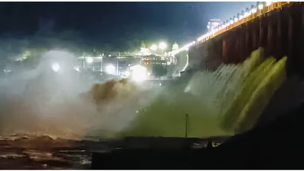 തുംഗഭദ്ര ഡാമിന്‍റെ ഗേറ്റ് തകർന്നു, കർണാടകയിലെ 3 ജില്ലകളിൽ ജാഗ്രത നിർദേശം; ഡാമിൻ്റെ 33 ഗേറ്റുകൾ തുറന്നിട്ടു