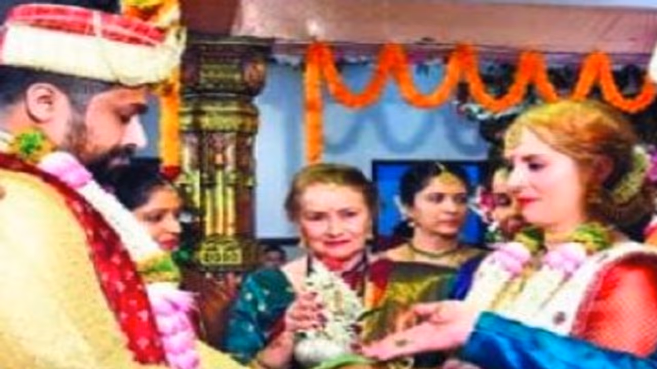 ಮಂಗಳೂರು: ಕರಾವಳಿ ಯುವಕನ ಪ್ರೀತಿಗೆ ಮನಸೋತ ಬ್ರೆಜಿಲ್ ಬೆಡಗಿ, ತುಳುನಾಡು ಸಂಪ್ರದಾಯದಂತೆ ಅದ್ಧೂರಿ ವಿವಾಹ..! ಮಂಗಳೂರು: ಕರಾವಳಿ ಯುವಕನ ಪ್ರೀತಿಗೆ ಮನಸೋತ ಬ್ರೆಜಿಲ್ ಬೆಡಗಿ, ತುಳುನಾಡು ಸಂಪ್ರದಾಯದಂತೆ ಅದ್ಧೂರಿ ವಿವಾಹ..!