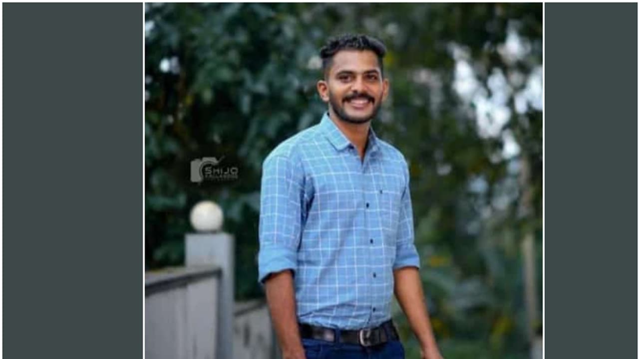 വാഹനം റോഡിൽ മറിഞ്ഞ് തീപിടിച്ചു; സൗദിയിൽ മലയാളി യുവാവ് ഉൾപ്പടെ നാലുപേര്ക്ക് ദാരുണാന്ത്യം വാഹനം റോഡിൽ മറിഞ്ഞ് തീപിടിച്ചു; സൗദിയിൽ മലയാളി യുവാവ് ഉൾപ്പടെ നാലുപേര്ക്ക് ദാരുണാന്ത്യം
