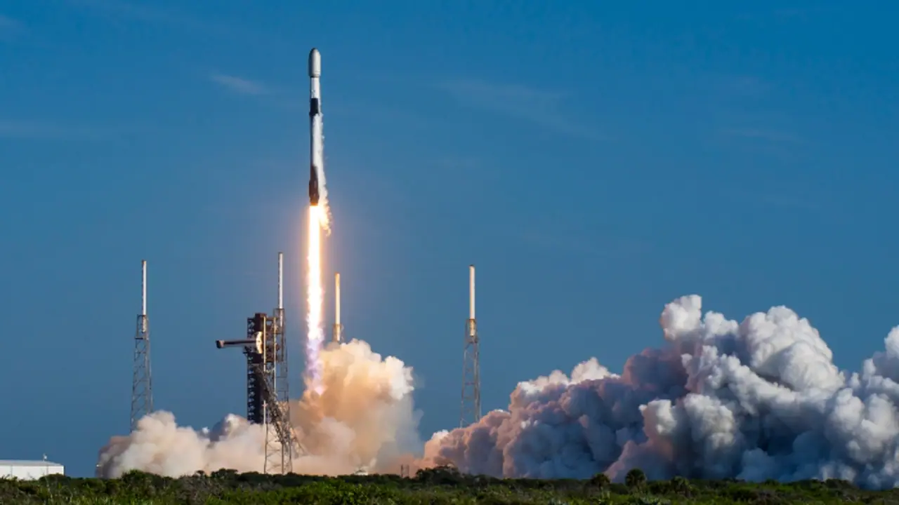 മസ്‌ക് വെച്ച കാല്‍ മുന്നോട്ടുതന്നെ; 21 സ്റ്റാര്‍ലിങ്ക് സാറ്റ്‌ലൈറ്റുകള്‍ ഒന്നിച്ച് വിക്ഷേപിച്ചു