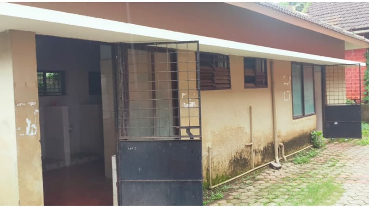 കോഴിക്കോട് ജില്ലാ കോടതി സമുച്ചയത്തിലെ ശുചിമുറി ഉപയോഗിക്കണമെങ്കില് പണം നൽകണമെന്ന് പരാതി കോഴിക്കോട് ജില്ലാ കോടതി സമുച്ചയത്തിലെ ശുചിമുറി ഉപയോഗിക്കണമെങ്കില് പണം നൽകണമെന്ന് പരാതി