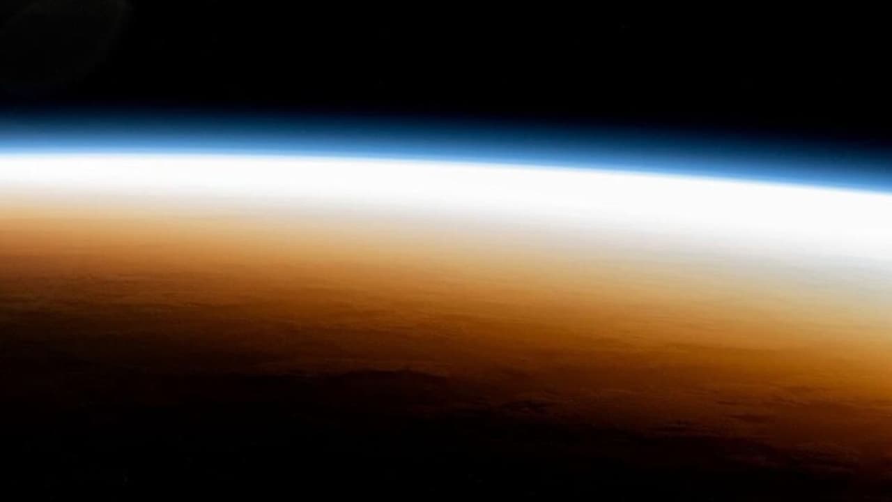 இரவையும் பகலையும் பிரிக்கும் மெல்லிய கோடு! நாசா வெளியிட்ட பூமியின் அபூர்வமான புகைப்படம்!!