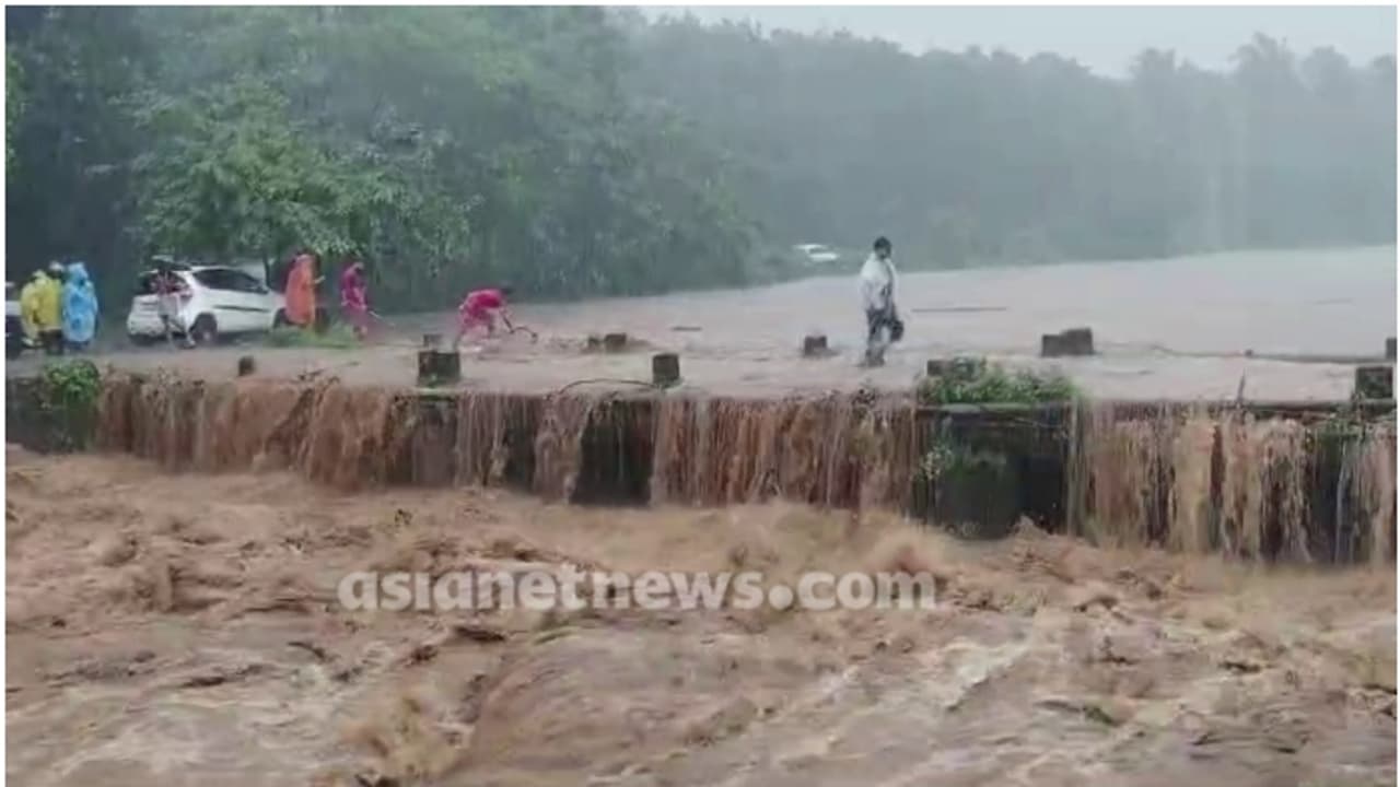 കനത്ത മഴ, മലപ്പുറം കരുവാരക്കുണ്ടിൽ വൻ മലവെള്ളപ്പാച്ചിൽ, പുഴകൾ കരകവിഞ്ഞ് ഒഴുകുന്നു കനത്ത മഴ, മലപ്പുറം കരുവാരക്കുണ്ടിൽ വൻ മലവെള്ളപ്പാച്ചിൽ, പുഴകൾ കരകവിഞ്ഞ് ഒഴുകുന്നു