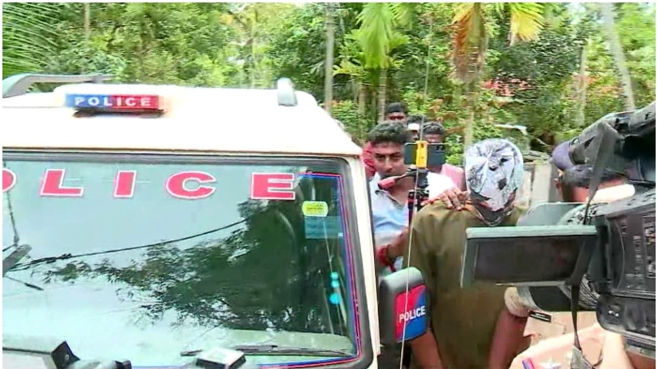 ആലപ്പുഴയില് നവജാത ശിശുവിനെ കുഴിച്ചുമൂടിയ കേസ്; കുഞ്ഞിന്റെ മൃതദേഹം കണ്ടെത്തിയെന്ന് സൂചന ആലപ്പുഴയില് നവജാത ശിശുവിനെ കുഴിച്ചുമൂടിയ കേസ്; കുഞ്ഞിന്റെ മൃതദേഹം കണ്ടെത്തിയെന്ന് സൂചന